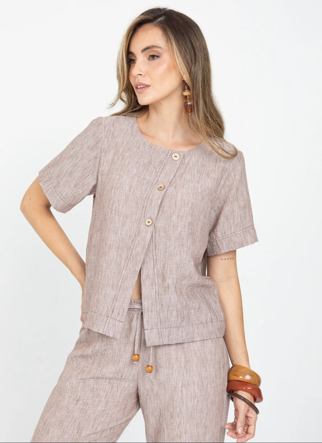 BLUSA MANGA CORTA PARA MUJER CON PERILLA EN DIAGONAL CON PESPUNTES XS CAFE OSCURO Adrissa | Ropa para mujer Blusas