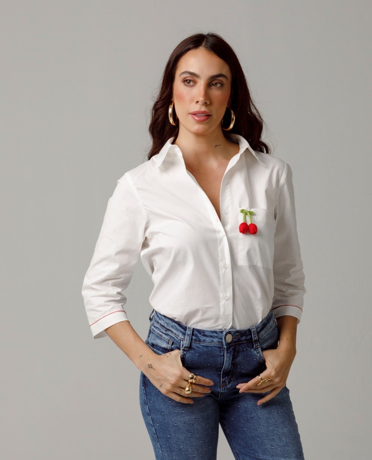 CAMISA MANGA 3/4 PARA MUJER RUEDOS EN CONTRASTE Y APLIQUE TULIPAN IVORY Adrissa | Ropa para mujer Camisas