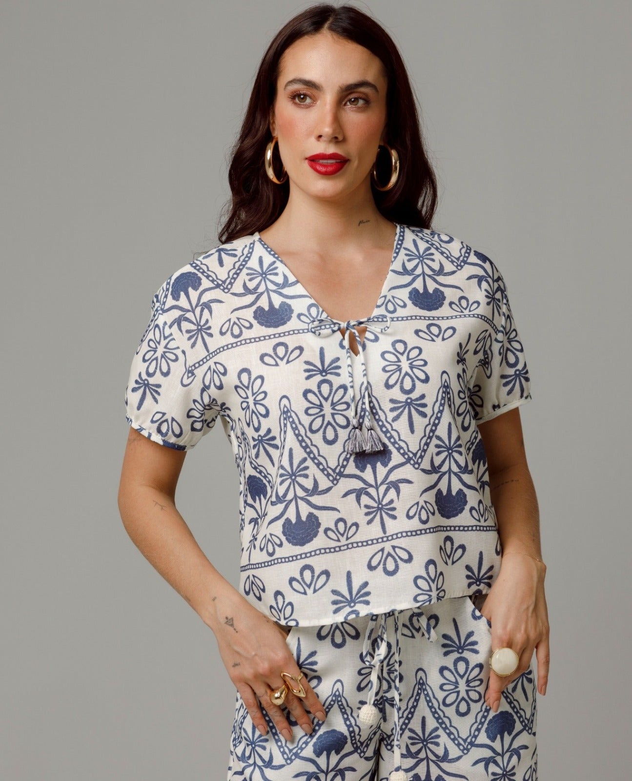 BLUSA MANGA CORTA PARA MUJER ESTAMPADO TIPO OJALILLO ESCOTE V CON TIRAS Y BORLAS CRUDO Adrissa | Ropa para mujer Blusas