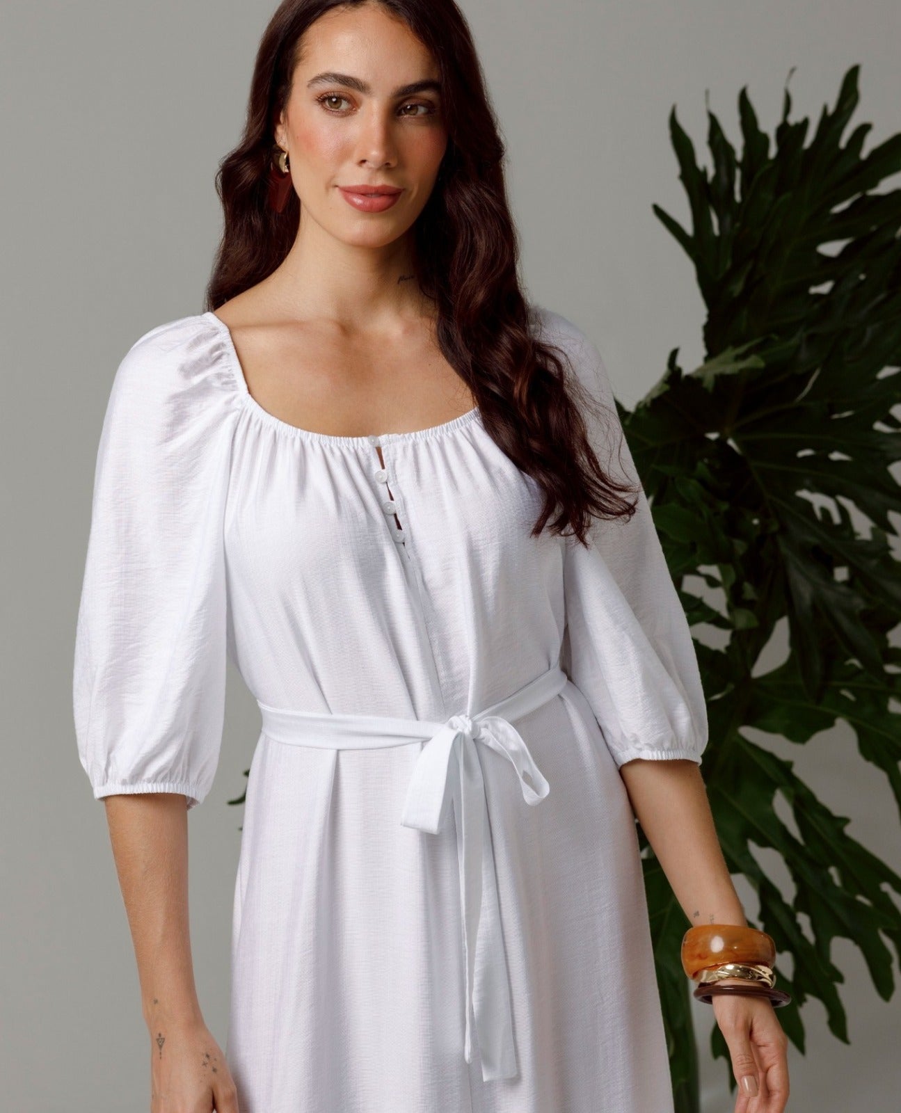 VESTIDO BLANCO PARA MUJER ESCOTE SEMI BANDEJA MANGA AL CODO CON CINTURON Adrissa | Ropa para mujer Vestidos