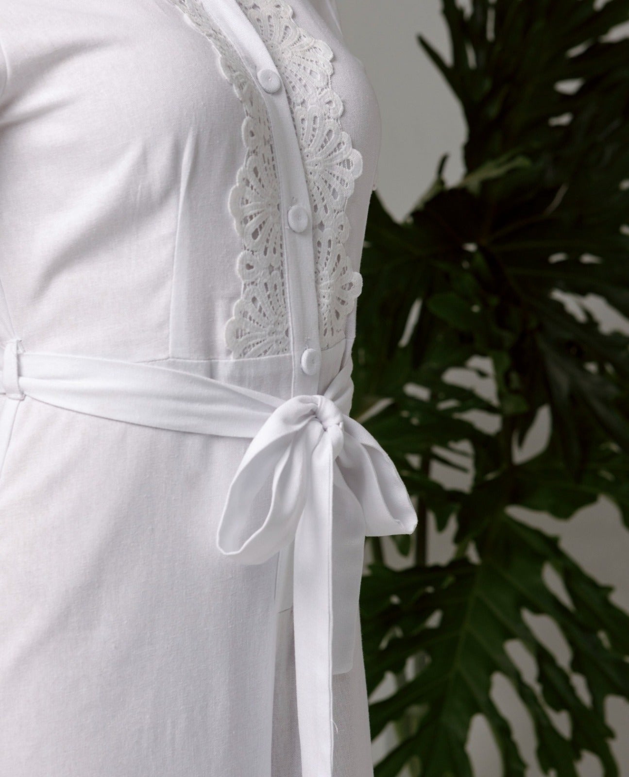 ENTERIZO BLANCO PARA MUJER MANGA CORTA CON APLIQUES Y CINTURON Adrissa | Ropa para mujer Enterizos