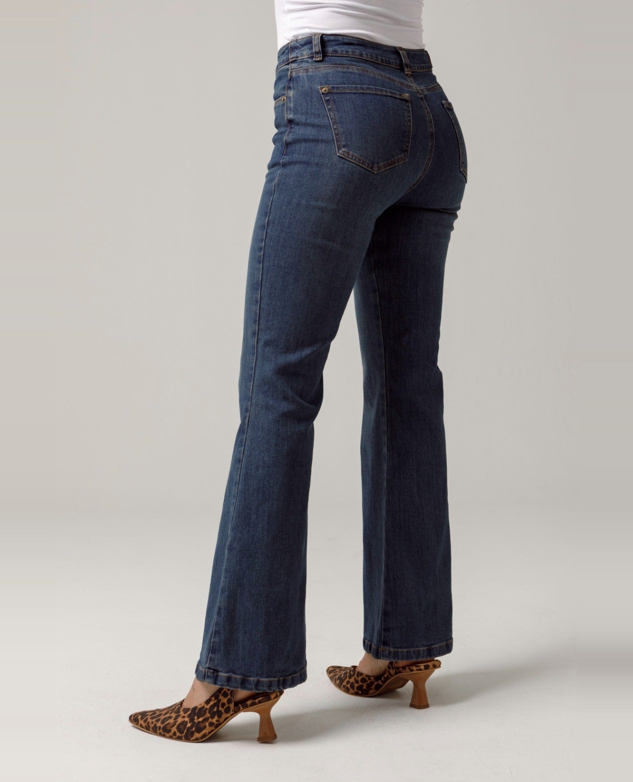 JEAN FLARE PARA MUJER CINCO BOLSILLOS CON COSTURAS EN CONTRASTE Adrissa | Ropa para mujer Jeans