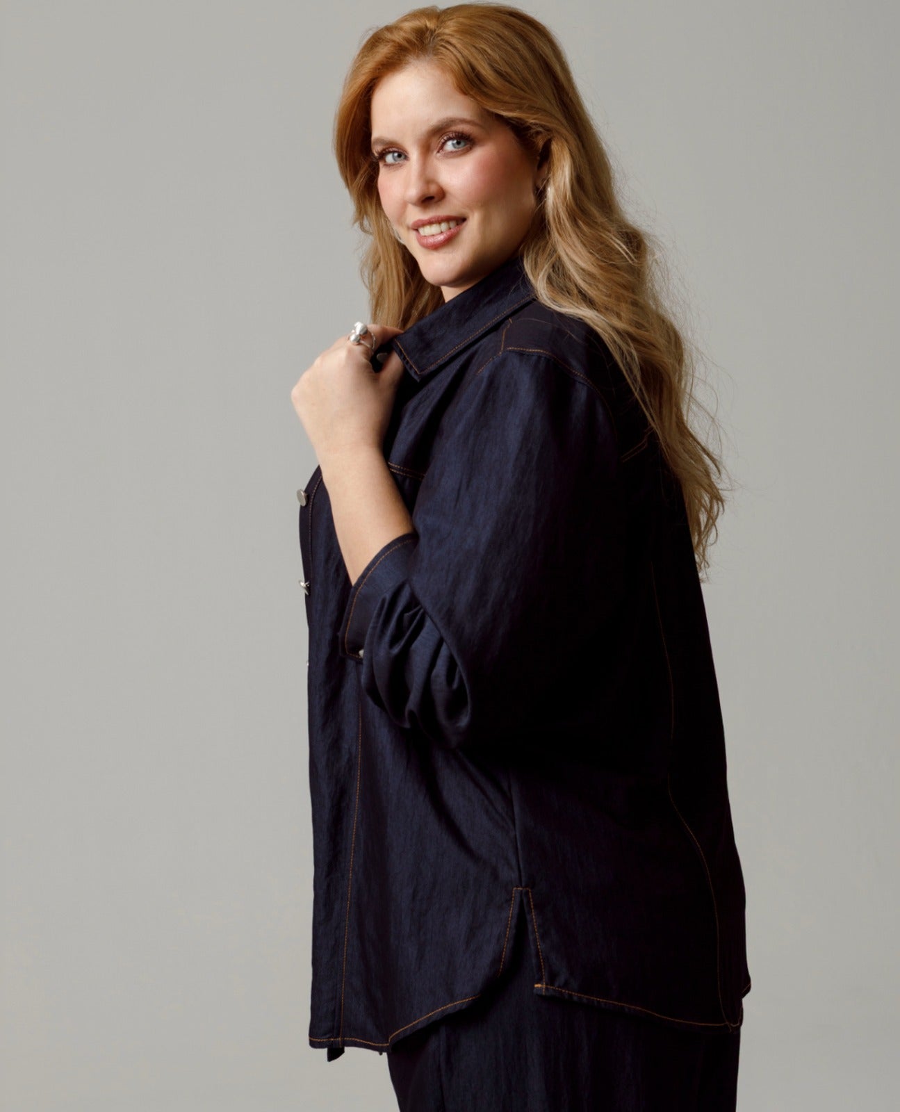 CAMISA MANGA LARGA TALLAS GRANDES CORTES Y COSTURAS EN CONTRASTE Adrissa | Ropa para mujer Camisas