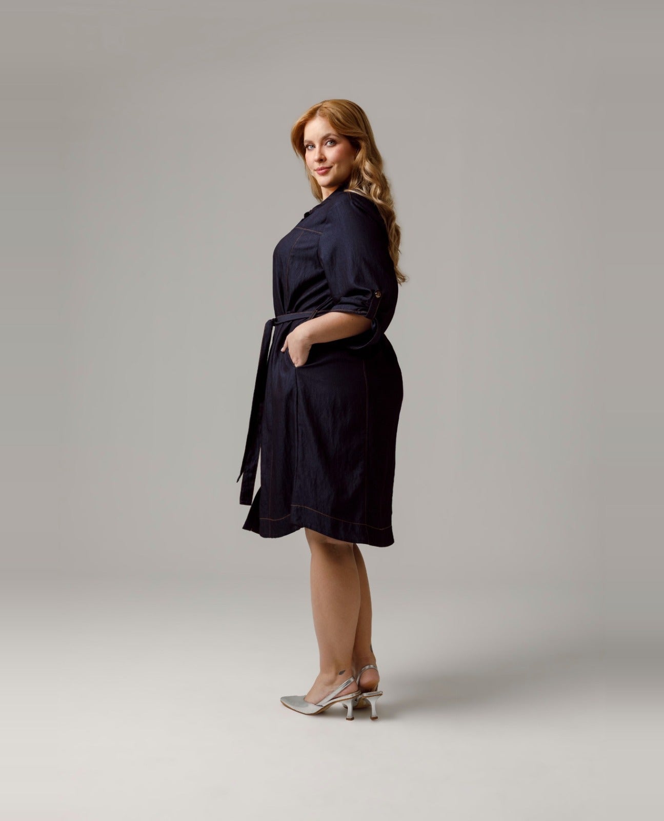 VESTIDO CORTO TALLAS GRANDES CON CORTES COSTURAS EN CONTRASTE Y CINTURON Adrissa | Ropa para mujer Vestidos
