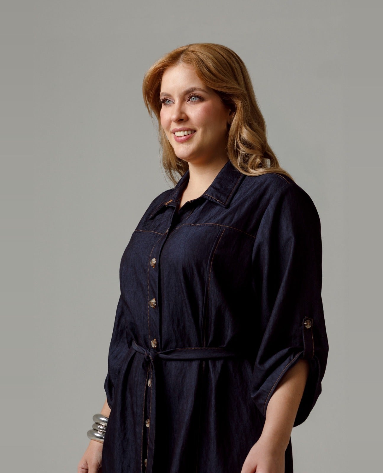 VESTIDO CORTO TALLAS GRANDES CON CORTES COSTURAS EN CONTRASTE Y CINTURON Adrissa | Ropa para mujer Vestidos