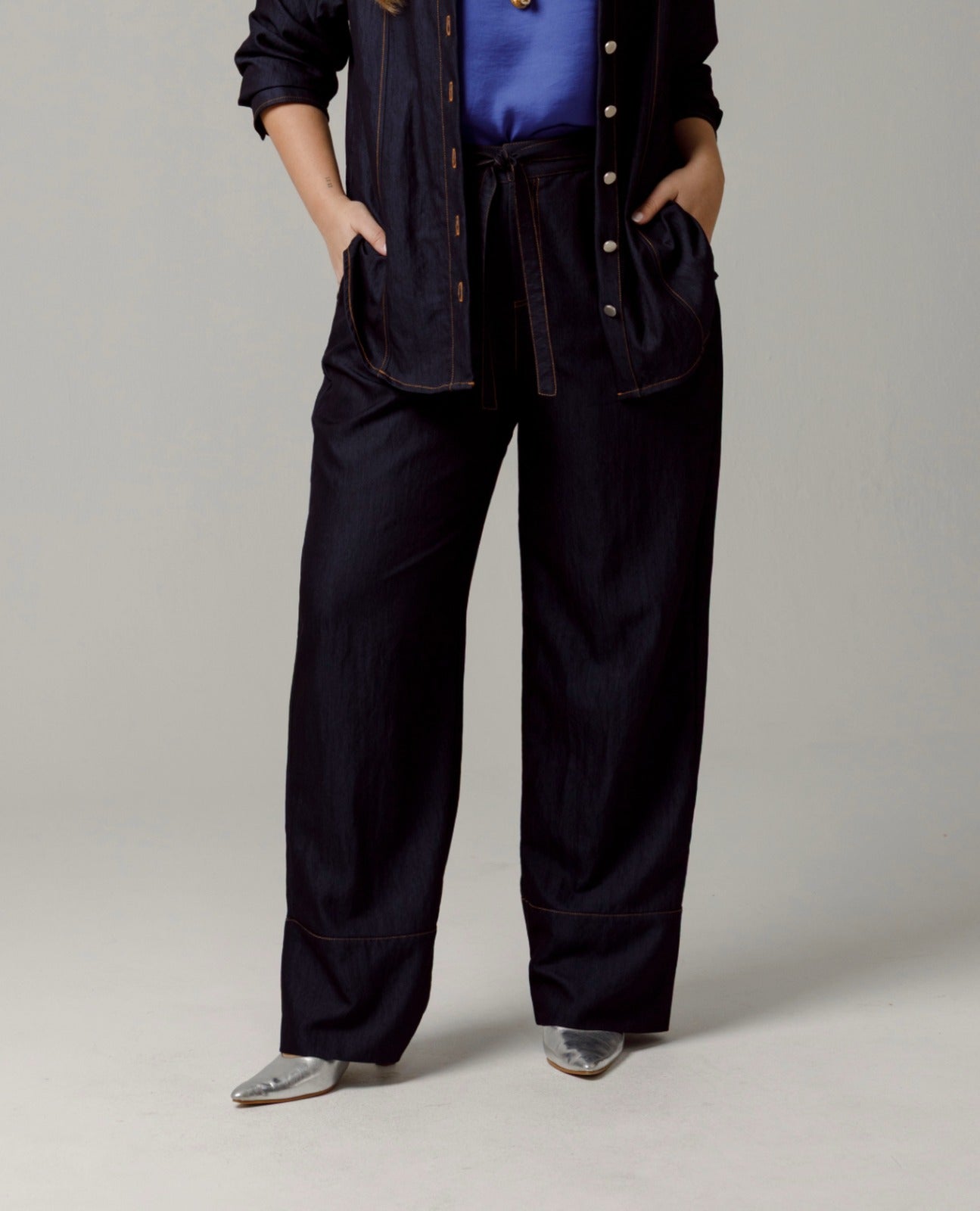 PANTALON RECTO TALLAS GRANDES COSTURAS EN CONTRASTE PRETINA TRASERA CON ELASTICO AZUL OSCURO Adrissa | Ropa para mujer Pantalones