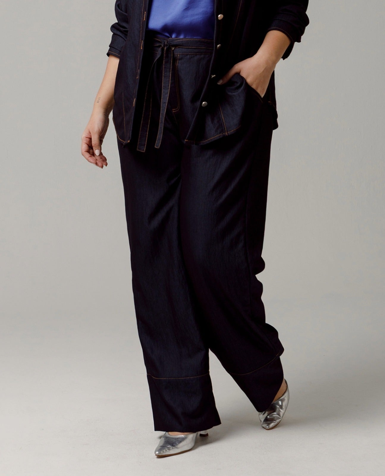 PANTALON RECTO TALLAS GRANDES COSTURAS EN CONTRASTE PRETINA TRASERA CON ELASTICO Adrissa | Ropa para mujer Pantalones