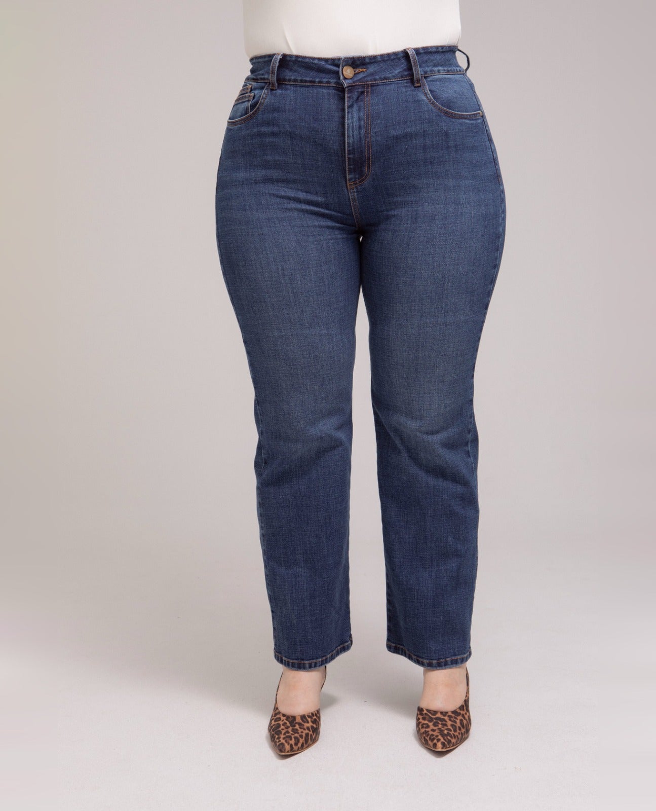 JEAN REGULAR TALLAS GRANDES CINCO BOLSILLOS TONO OSCURO COSTURAS EN CONTRASTE AZUL MEDIO Adrissa | Ropa para mujer Jeans