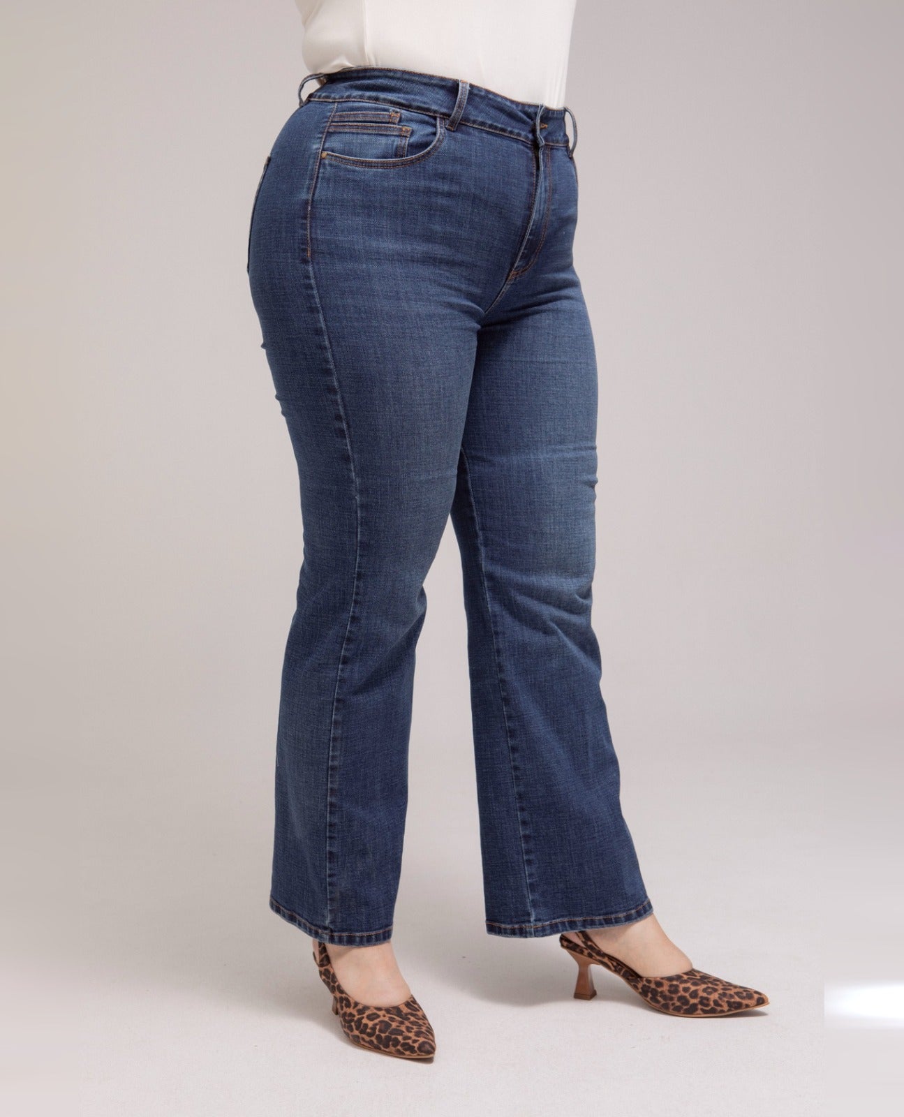 JEAN REGULAR TALLAS GRANDES CINCO BOLSILLOS TONO OSCURO COSTURAS EN CONTRASTE Adrissa | Ropa para mujer Jeans