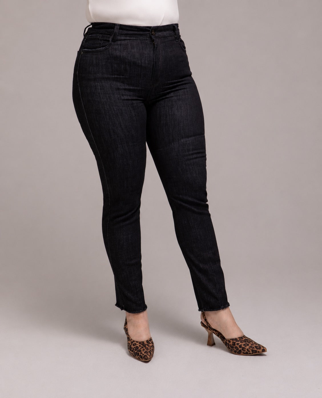 JEAN SKINNY TALLAS GRANDES CINCO BOLSILLOS TONO OSCURO COSTURAS TONO A TONO Adrissa | Ropa para mujer Jeans