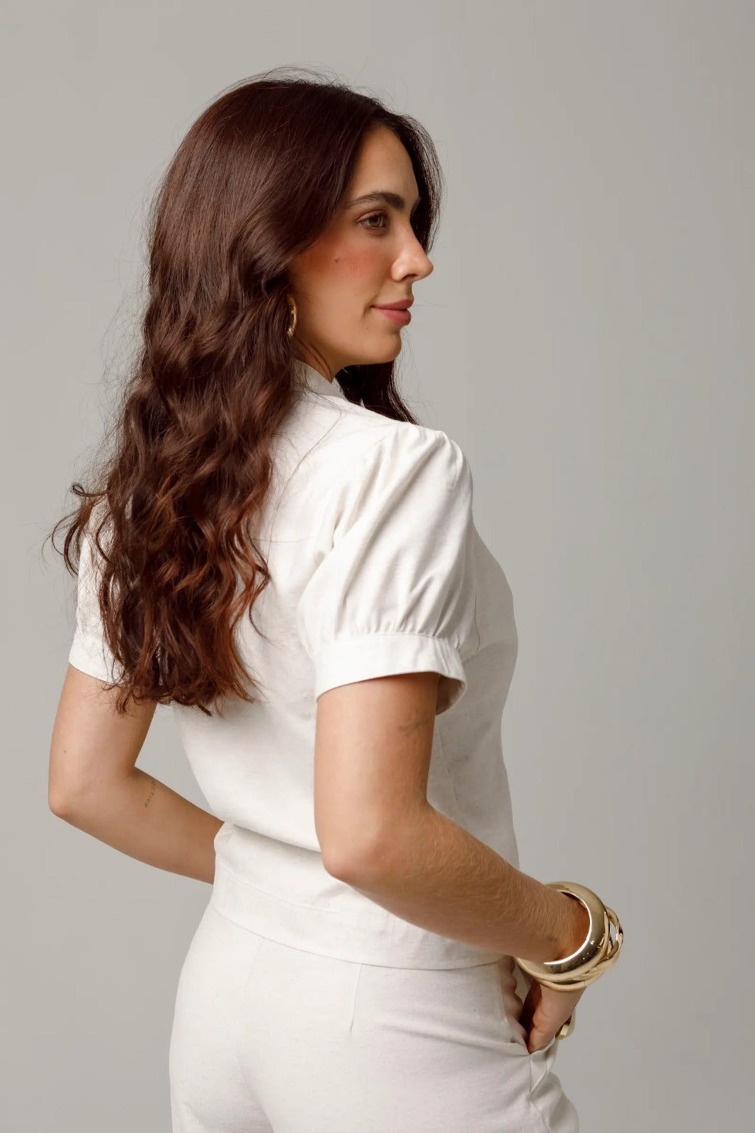CAMISA MANGA CORTA PARA MUJER SILUETA AJUSTADA CON CORTES Y BOTONES DECORATIVOS Adrissa | Ropa para mujer Camisas
