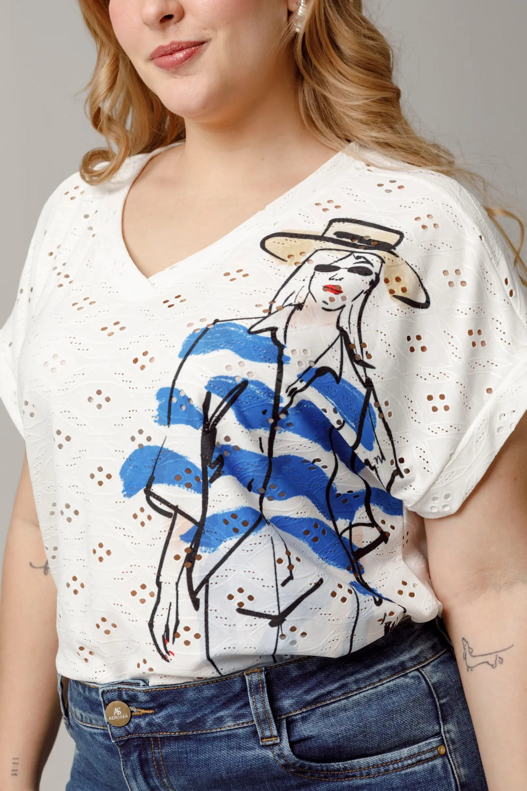 CAMISETA MANGA CORTA TALLAS GRANDES CON ESTAMPADO SILUETA TELA EFECTO OJALILLO Adrissa | Ropa para mujer Camisetas