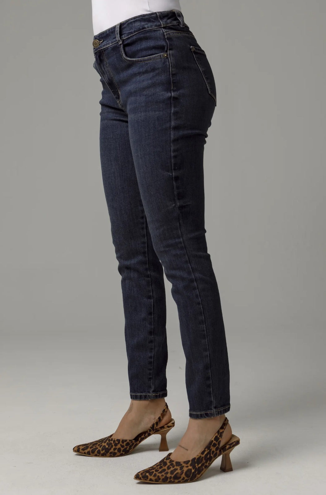 JEAN SKINNY PARA MUJER CINCO BOLSILLOS TONO OSCURO COSTURAS EN CONTRASTE