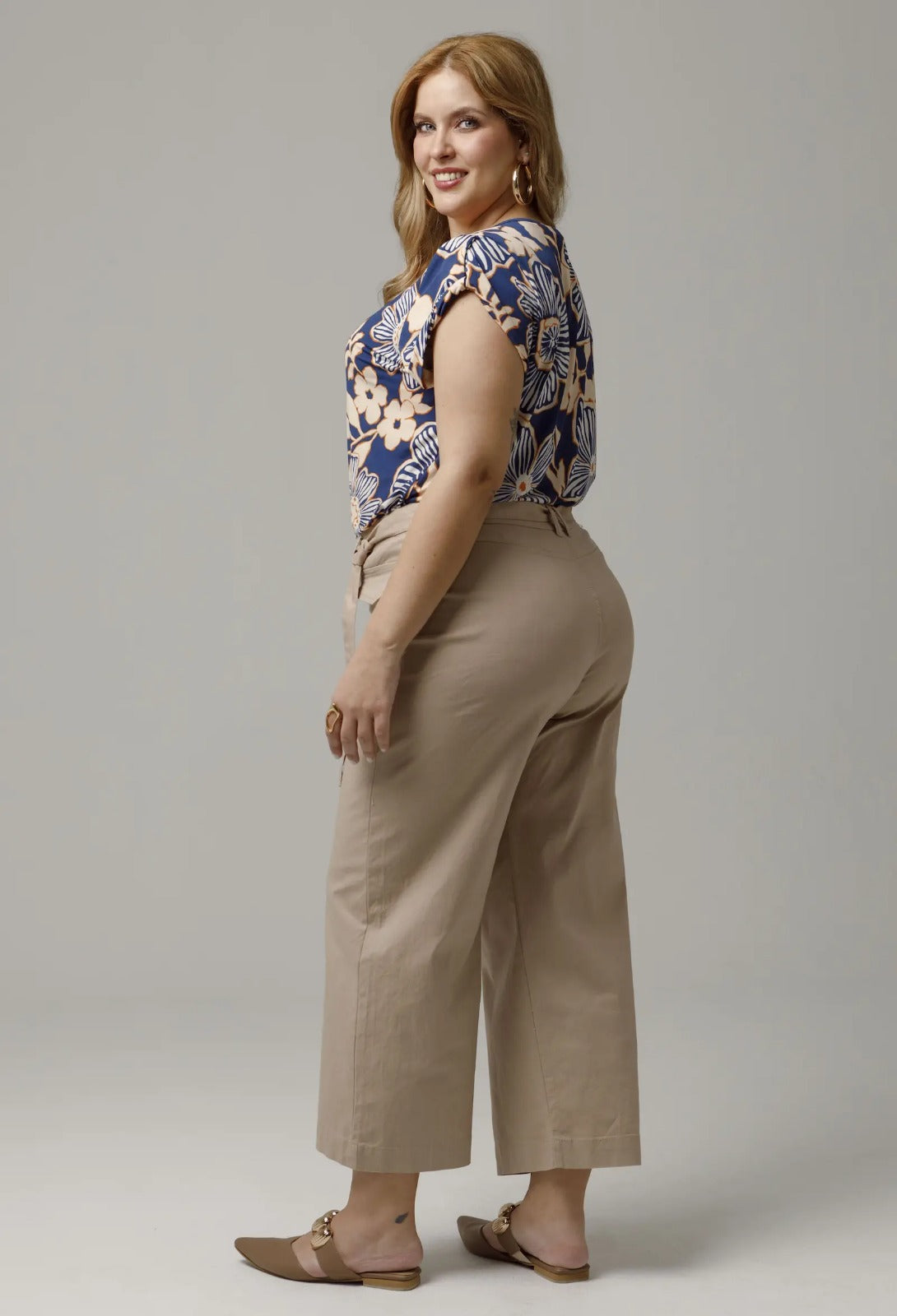 PANTALON CORTO TALLAS GRANDES CON TAPAS SOBRE PUESTAS Y CINTURON SILUETA RECTA Adrissa | Ropa para mujer Pantalones