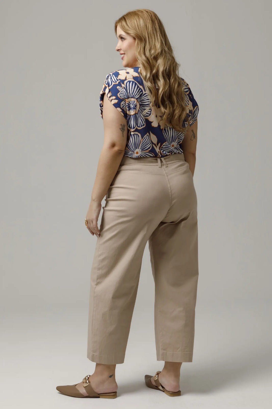 PANTALON CORTO TALLAS GRANDES CON TAPAS SOBRE PUESTAS Y CINTURON SILUETA RECTA