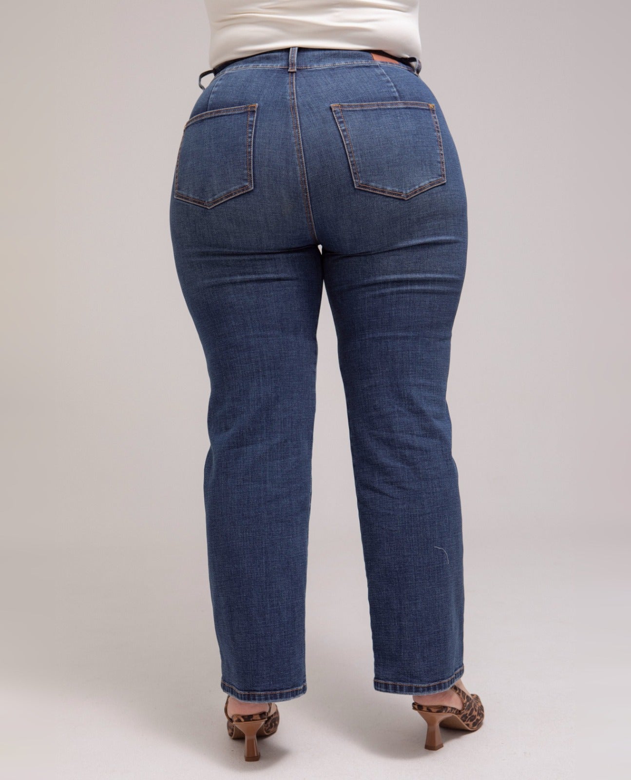 JEAN REGULAR TALLAS GRANDES CINCO BOLSILLOS TONO OSCURO COSTURAS EN CONTRASTE Adrissa | Ropa para mujer Jeans
