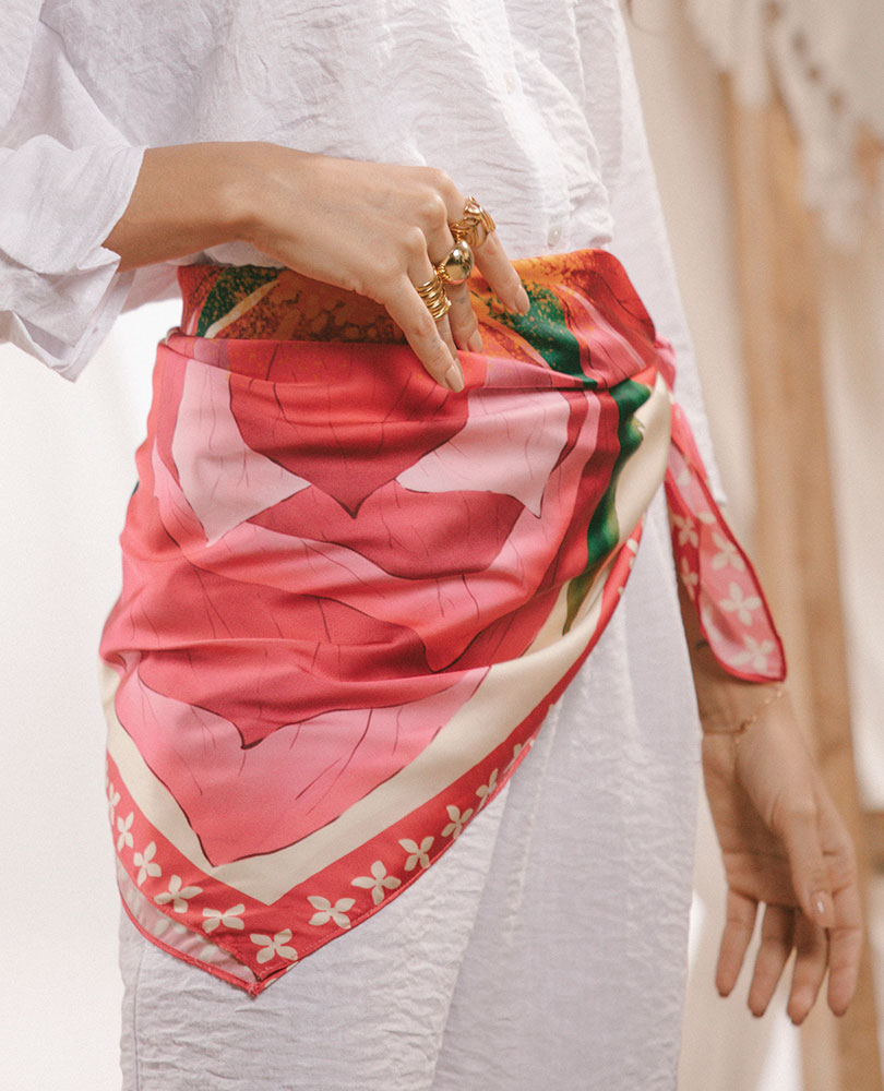 PAÑUELO ESTAMPADO FLOR 90CMS X 90CMS Adrissa